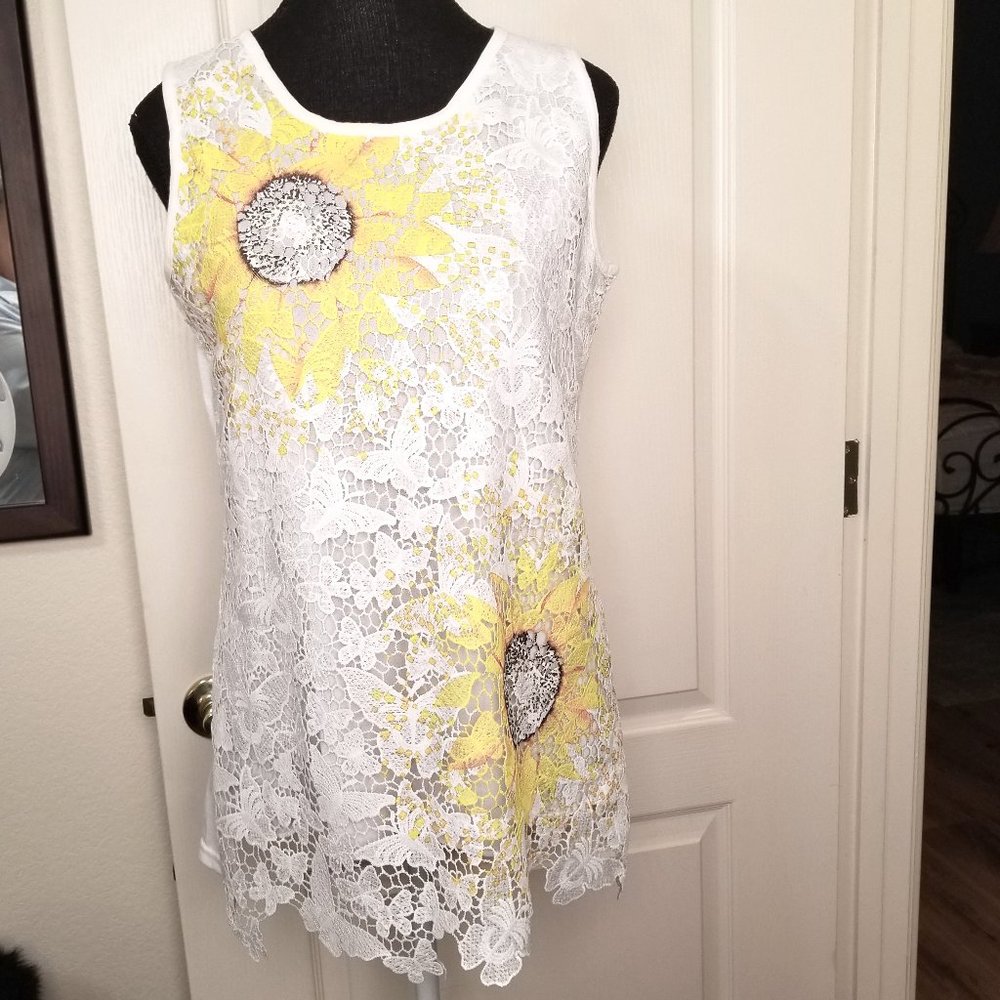 NWT's - Clotheshead Womens Petite Sunflower Sleeveless Tunic Lace Front Size S/P